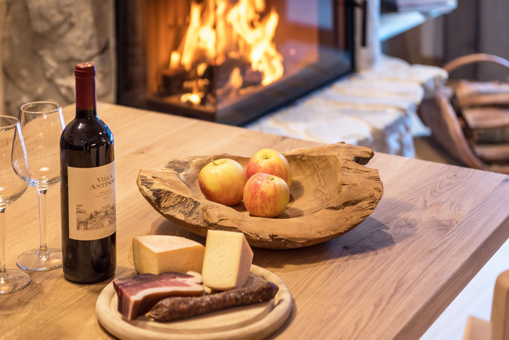Südtiroler Marende mit einem Glas Wein